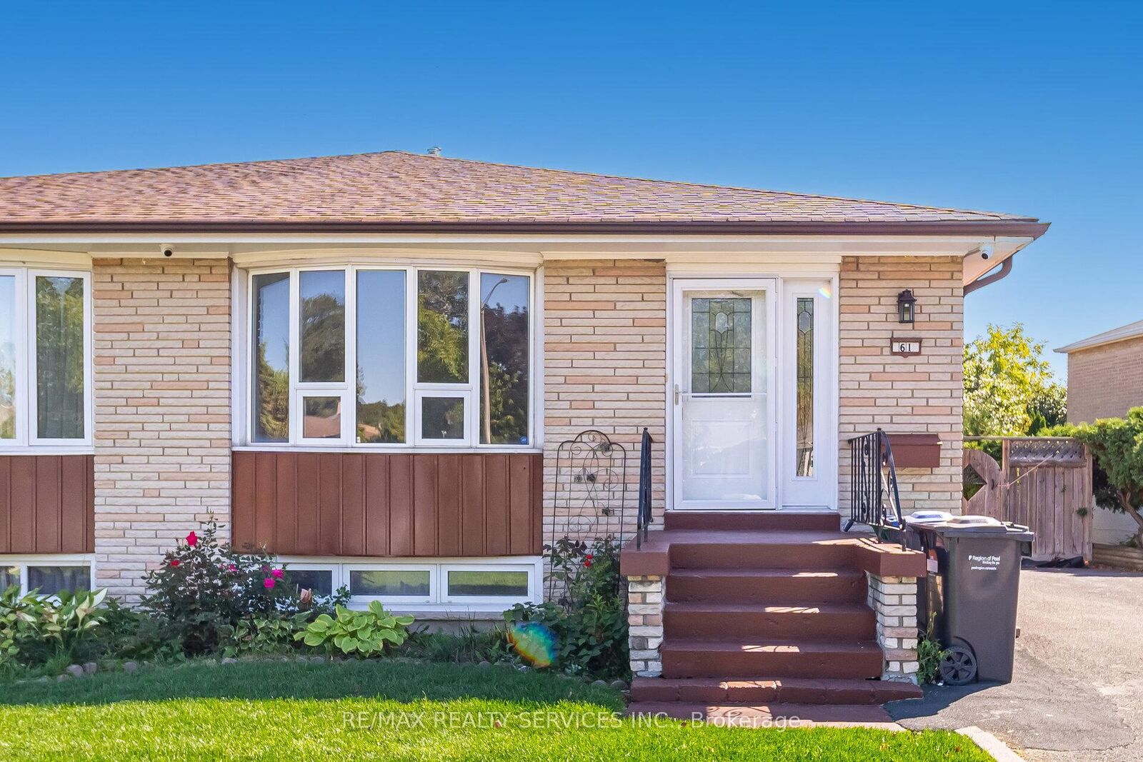 Property Photo: 61 Avondale Boulevard ON L6T 1H1
