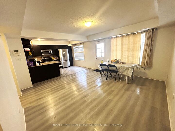 Property Photo: 764 Neighbourhood Circle 4 ON L5B 0B7