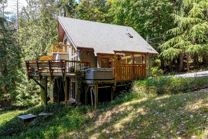 Property Photo:  570 Bayview Pl  BC V9L 5X7 