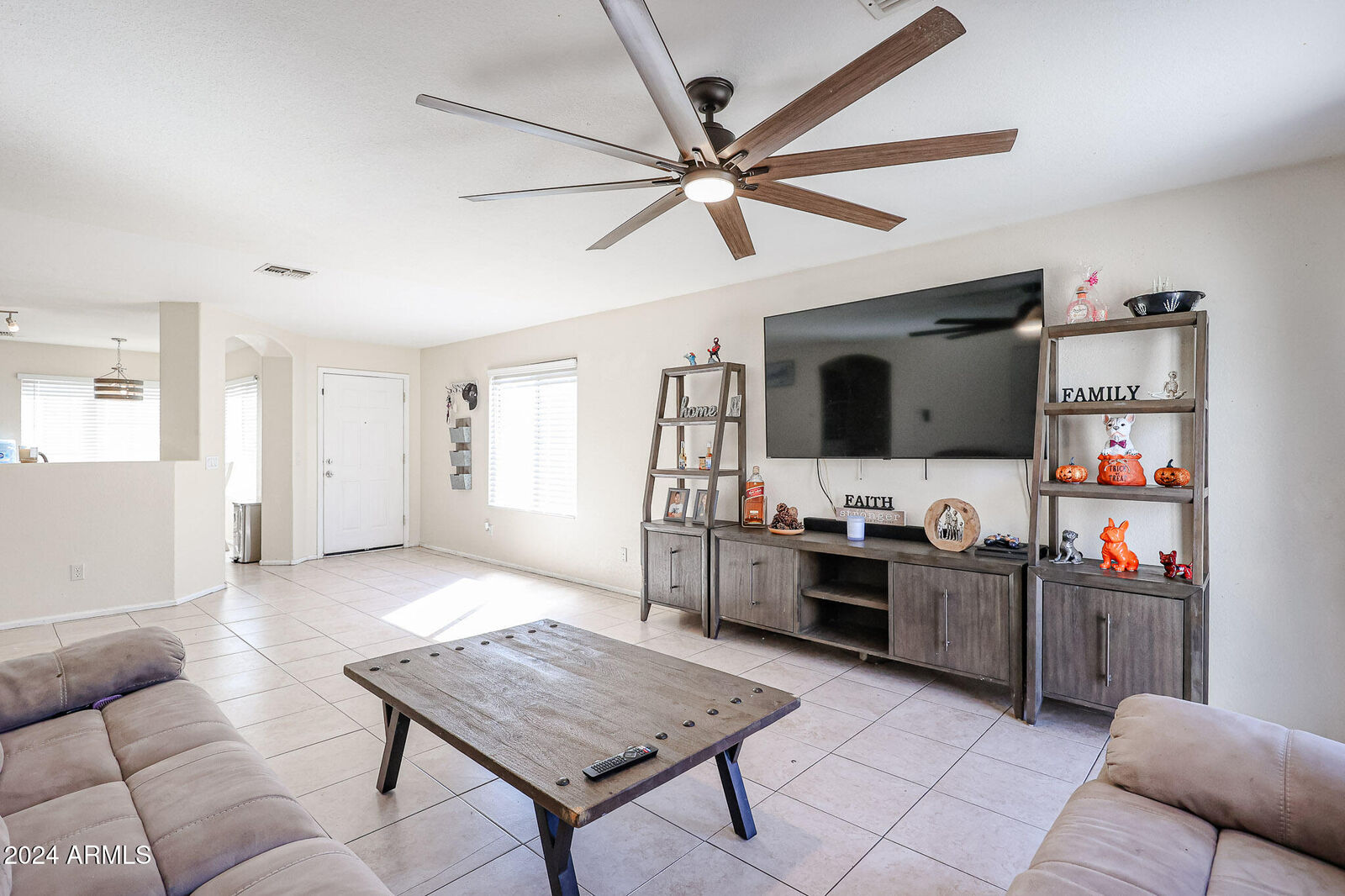 Property Photo: 1098 E Nardini Street AZ 85140