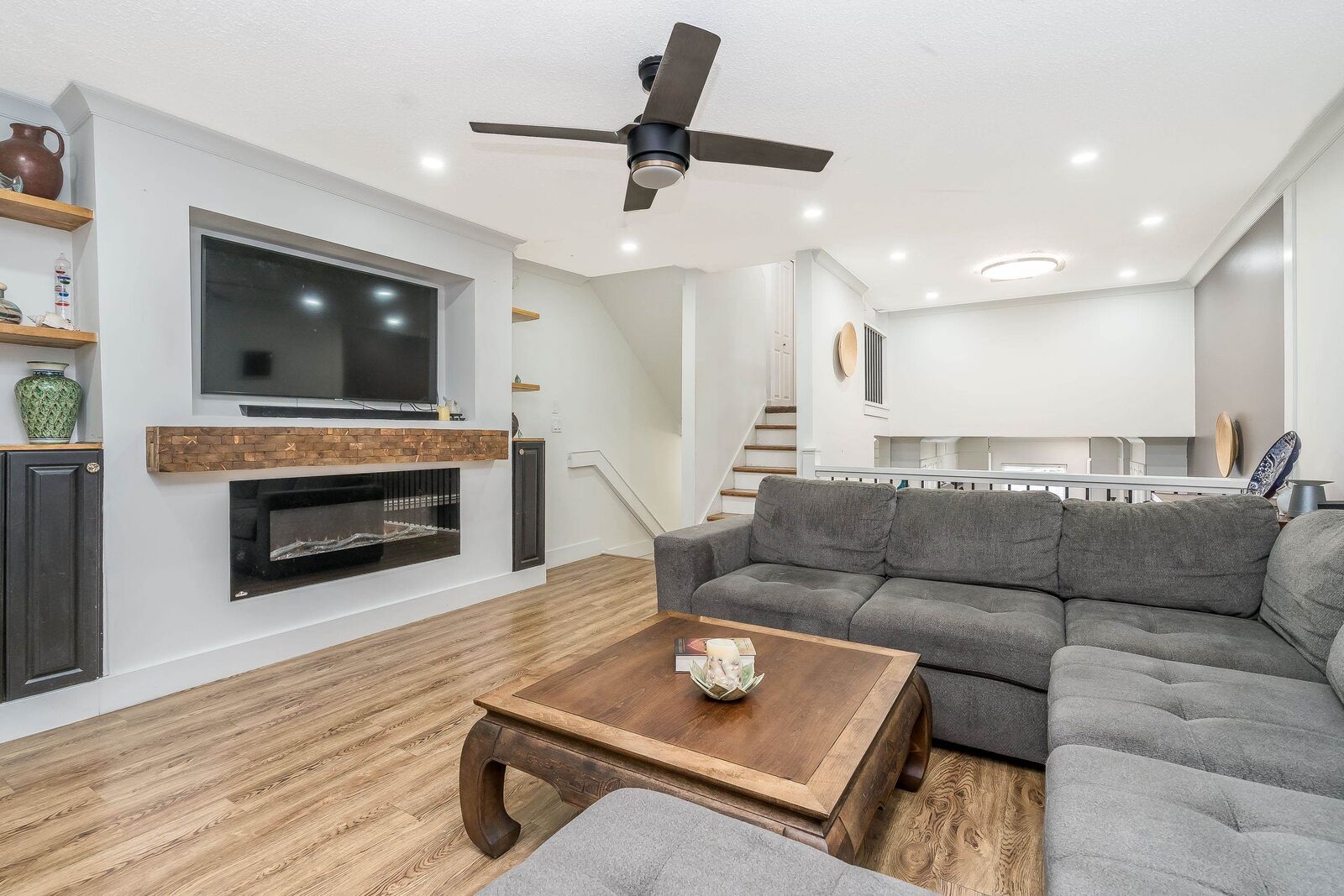 Property Photo:  33293 E Bourquin Crescent 17  BC V2S 1Y2 
