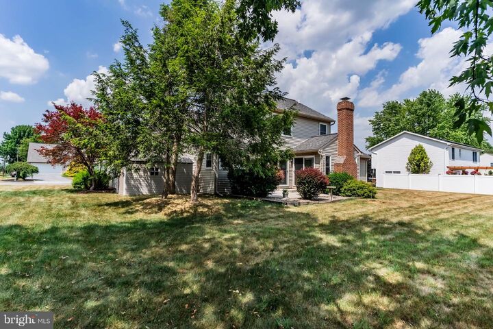 Property Photo: 140 N Thistledown Drive PA 17078
