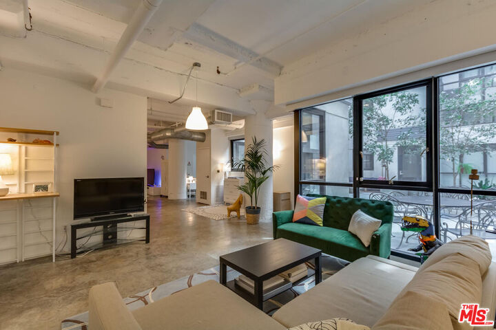 Property Photo:  330 W 11th St  CA 90015 