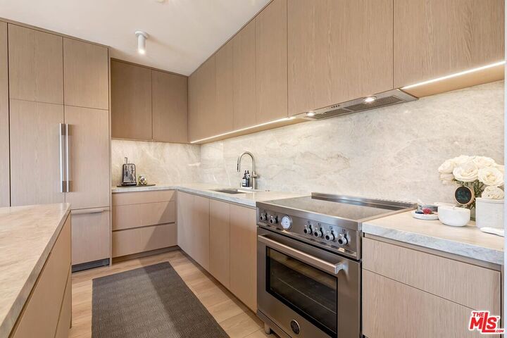 Property Photo:  999 N Doheny Dr  CA 90069 