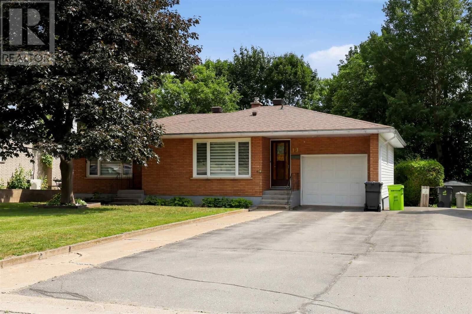 Property Photo:  19 Grandriver Cres  ON P6B 3R9 