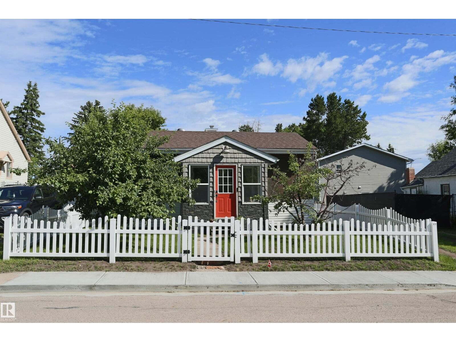 Property Photo:  4807 53 Av  AB T7Z 1C5 