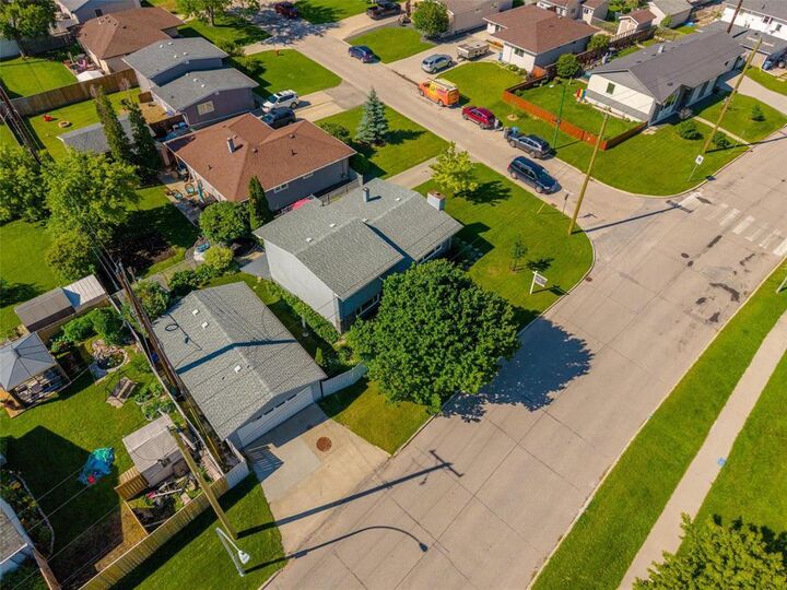 Property Photo: 2 Peterboro Bay MB R2J 1S7
