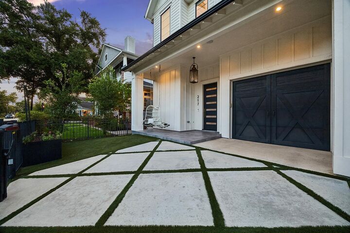 Property Photo: 217 W 10th Street TX 77008