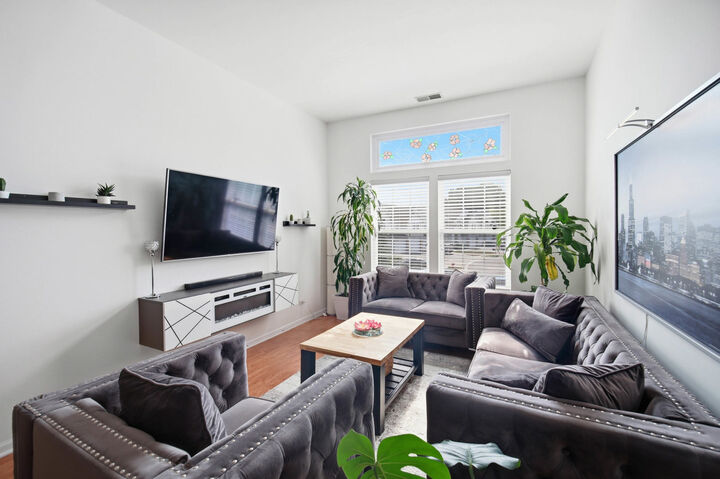Property Photo:  1137 Hawthorne Lane  IL 60007 