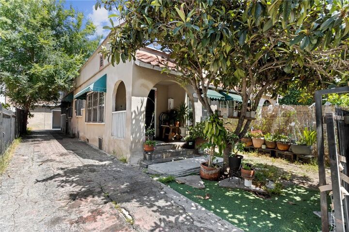 Property Photo: 1154 N Wilton CA 90038