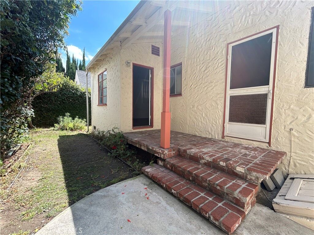Property Photo: 214 E Stocker B CA 91207