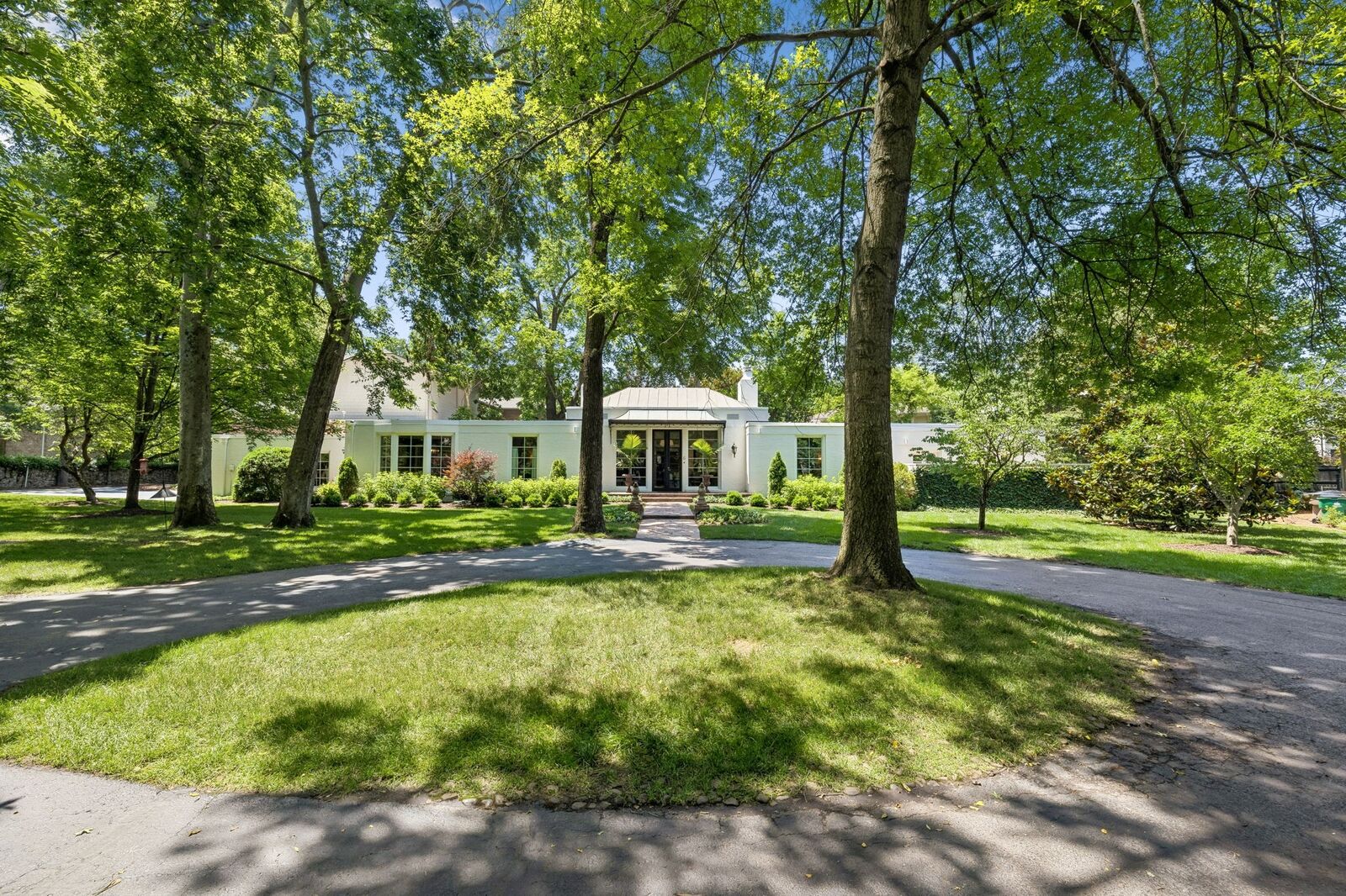 Property Photo: 2200 Harding Pl 6 TN 37215