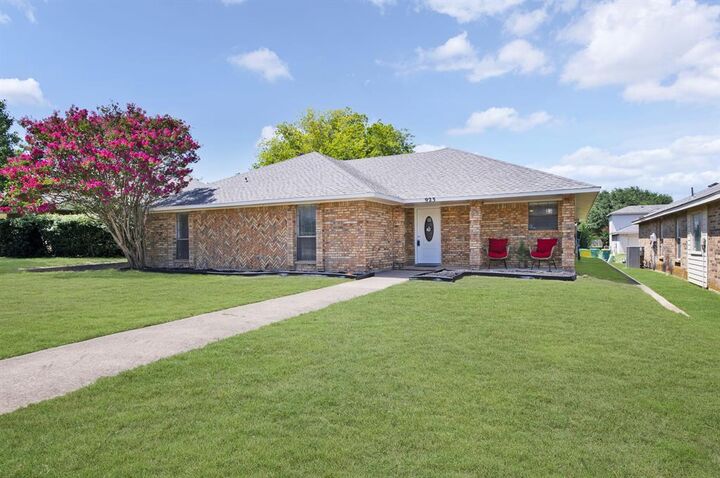 Property Photo:  923 Moore Street  TX 75104 