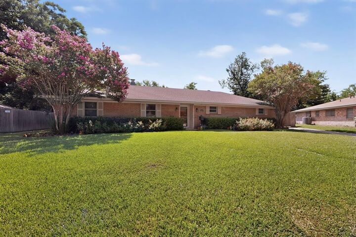 Property Photo: 1702 Surrey Circle TX 75050