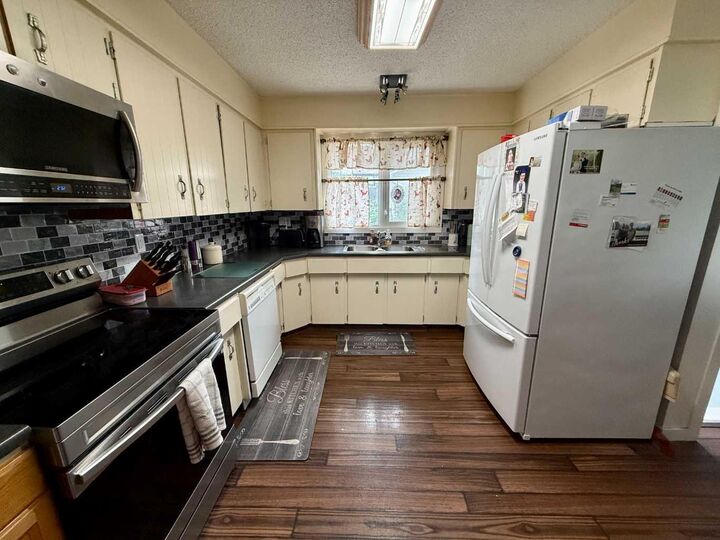 Property Photo: 178 Hansen Drive AB T7V 1J2