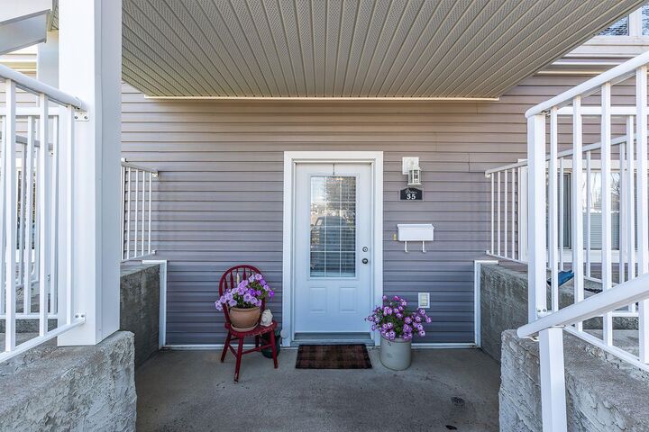 Property Photo:  35 Somerset Lane SE  AB T1B 0E5 