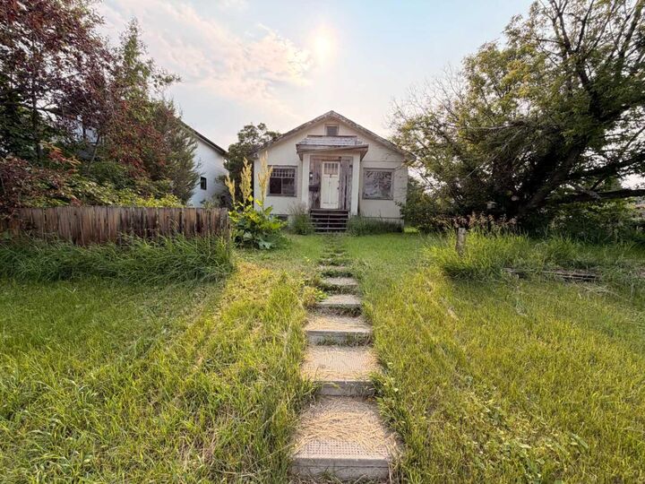 Property Photo: 2401 26 Street SW AB T3E 2A6