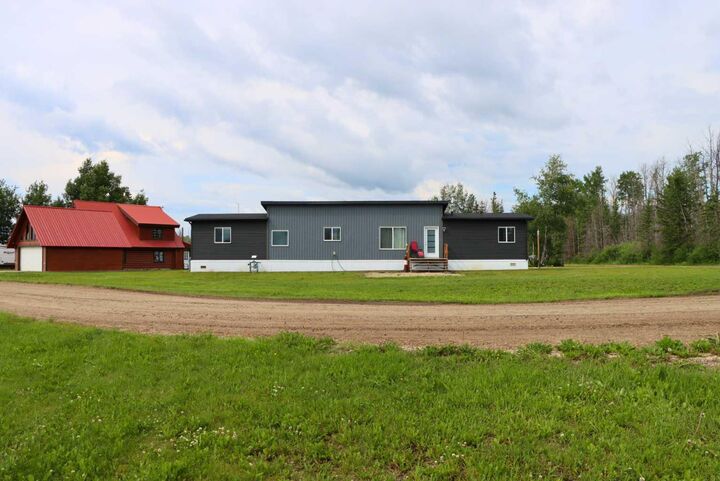 Property Photo:  71127 Range Road 234 111  AB T0H 3N0 