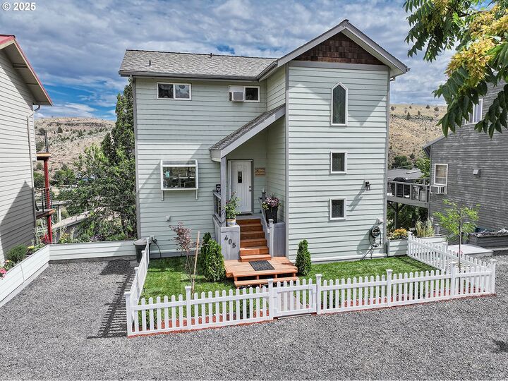 Property Photo:  405 Elrod Ave  OR 97037 