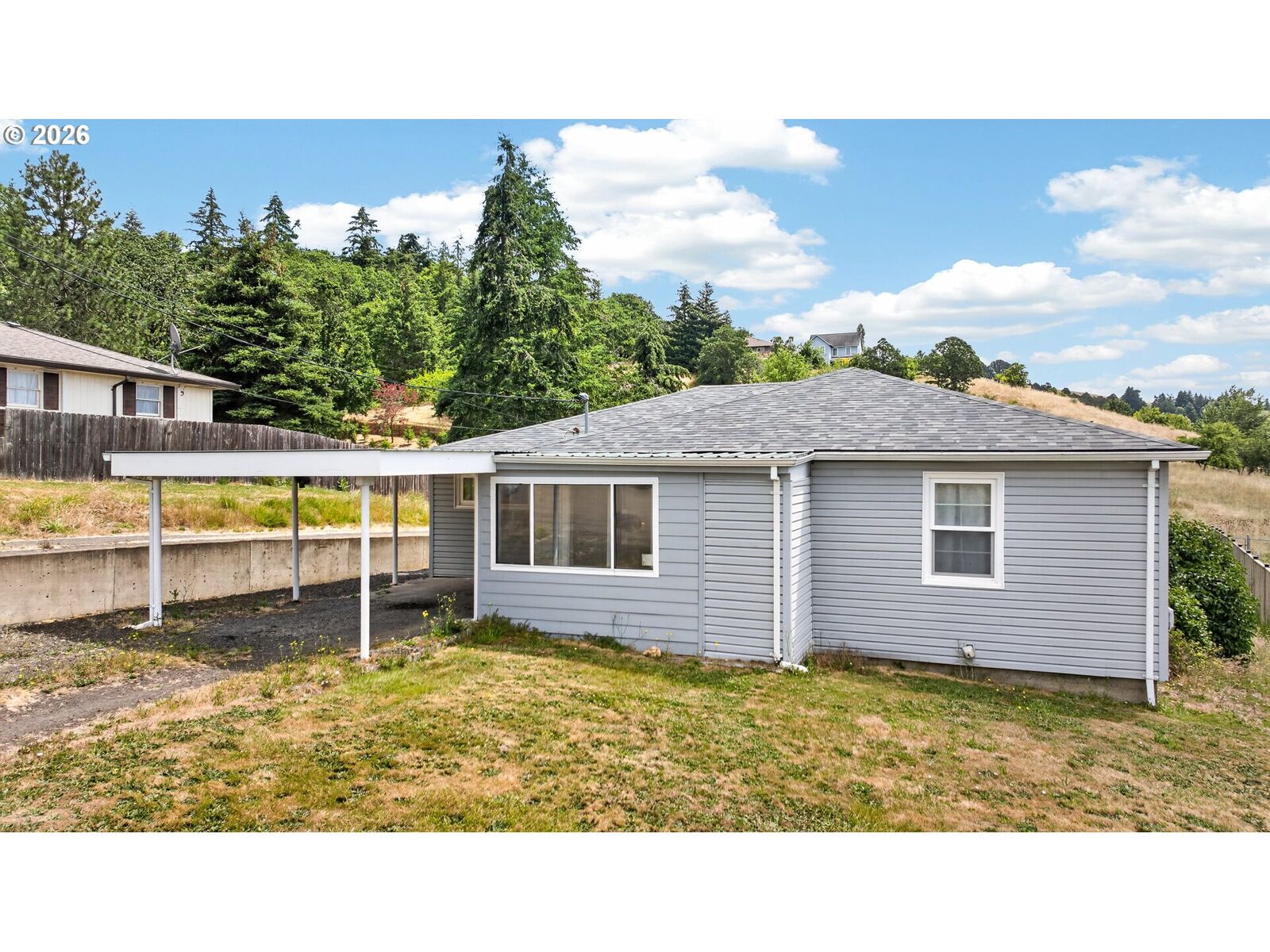 Property Photo: 615 NE Hill St OR 97378