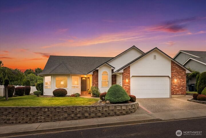 Property Photo:  403 SE Stanford Place  WA 99324 