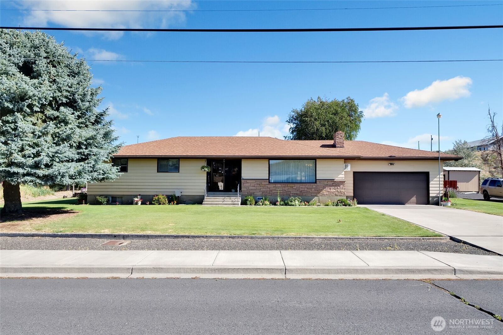 Property Photo:  617  Sprague St.  WA 98860 