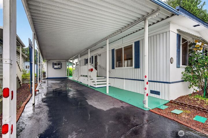 Property Photo:  1316  91st Avenue SE 8  WA 98258 