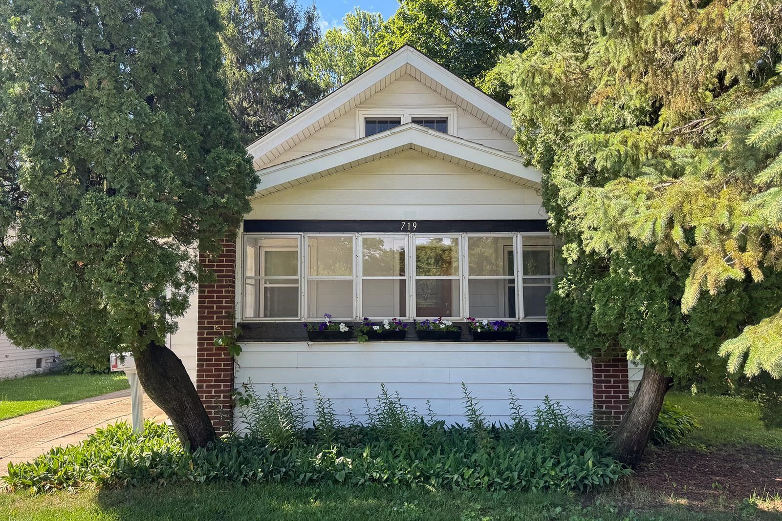 Property Photo: 719 Lawn Drive IL 61111