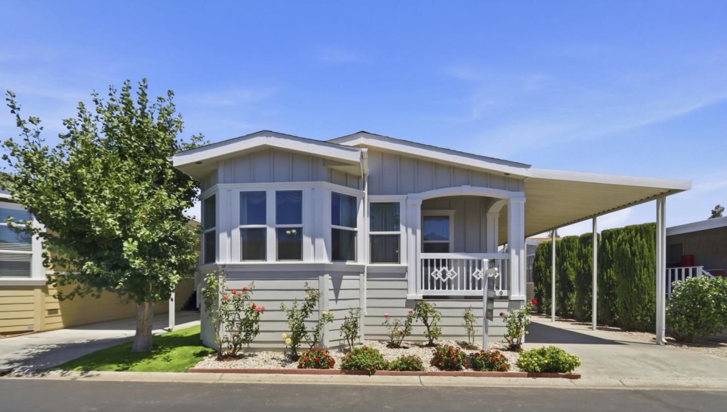 Property Photo: 819 Villa Teresa Way 819 CA 95123