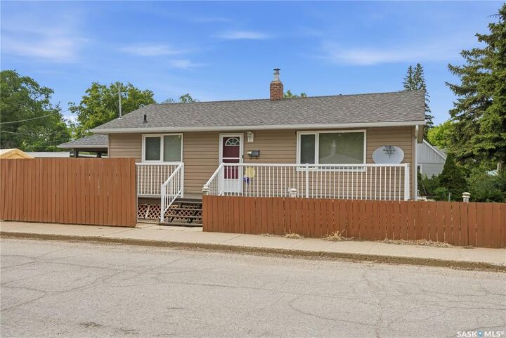 Property Photo: 1086 9th Avenue SW SK S6H 5X5