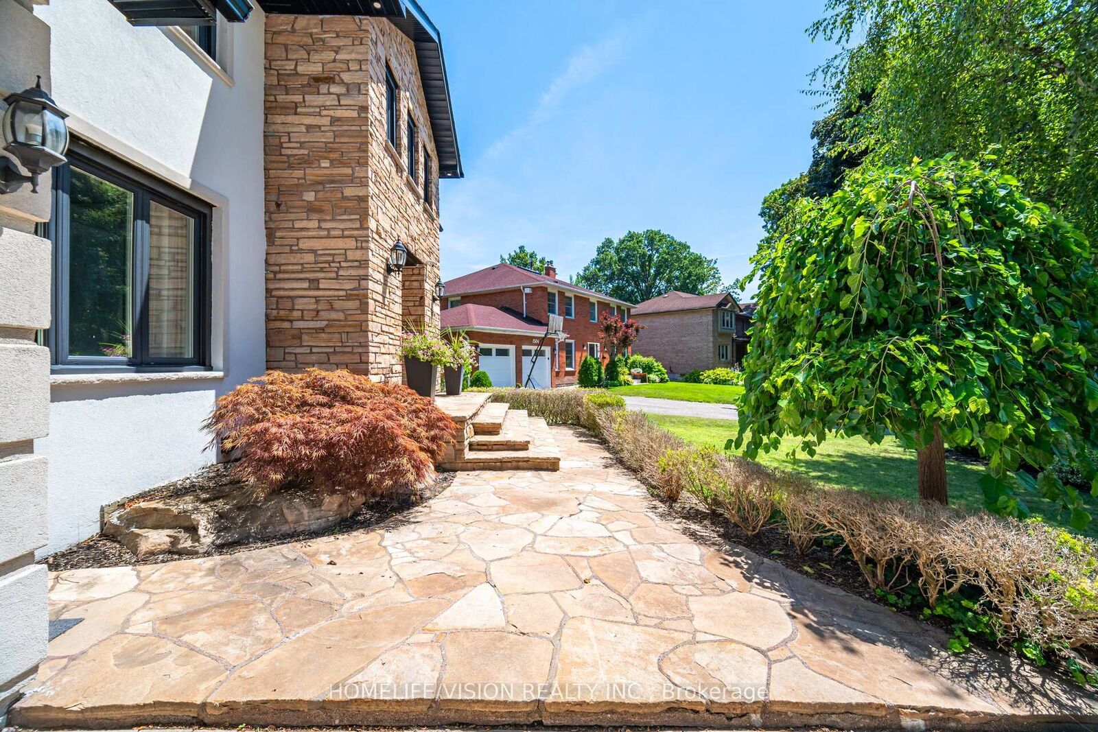 Property Photo: 1298 Bunsden Avenue ON L5H 3T9