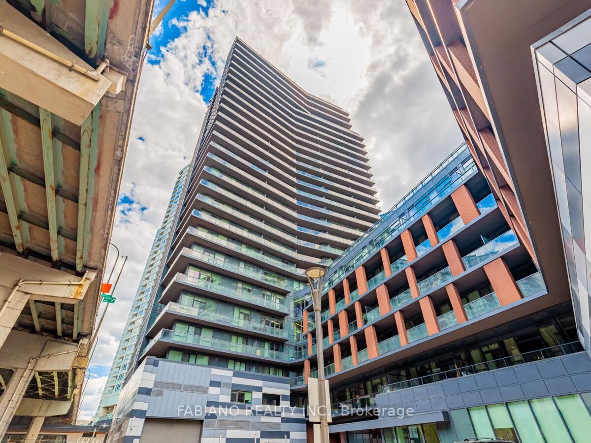 Property Photo:  20 Bruyeres Mews 2313  ON M5V 0G8 