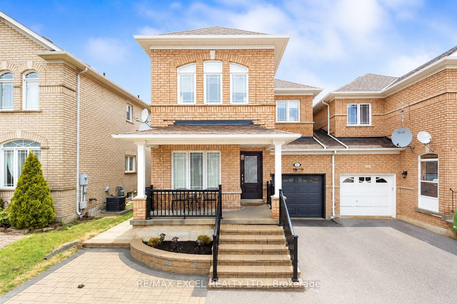 Property Photo: 214 Farmstead Road Main ON L4S 2J6