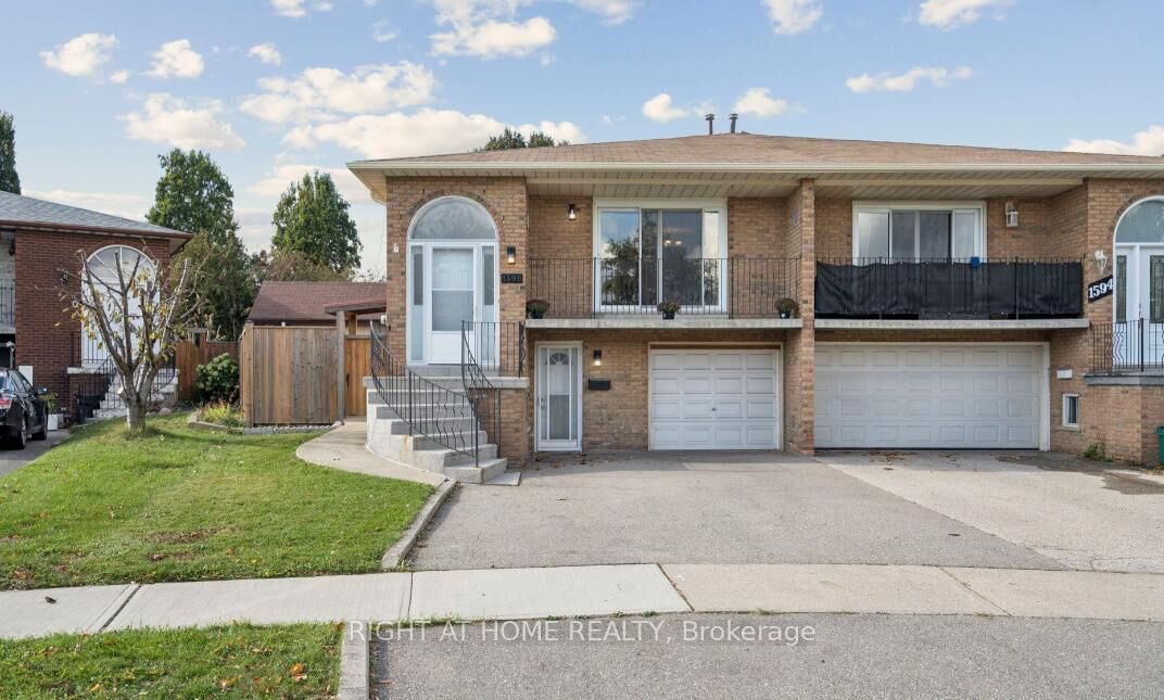 Property Photo:  1596 Corkstone Glade Main  ON L4W 2E7 