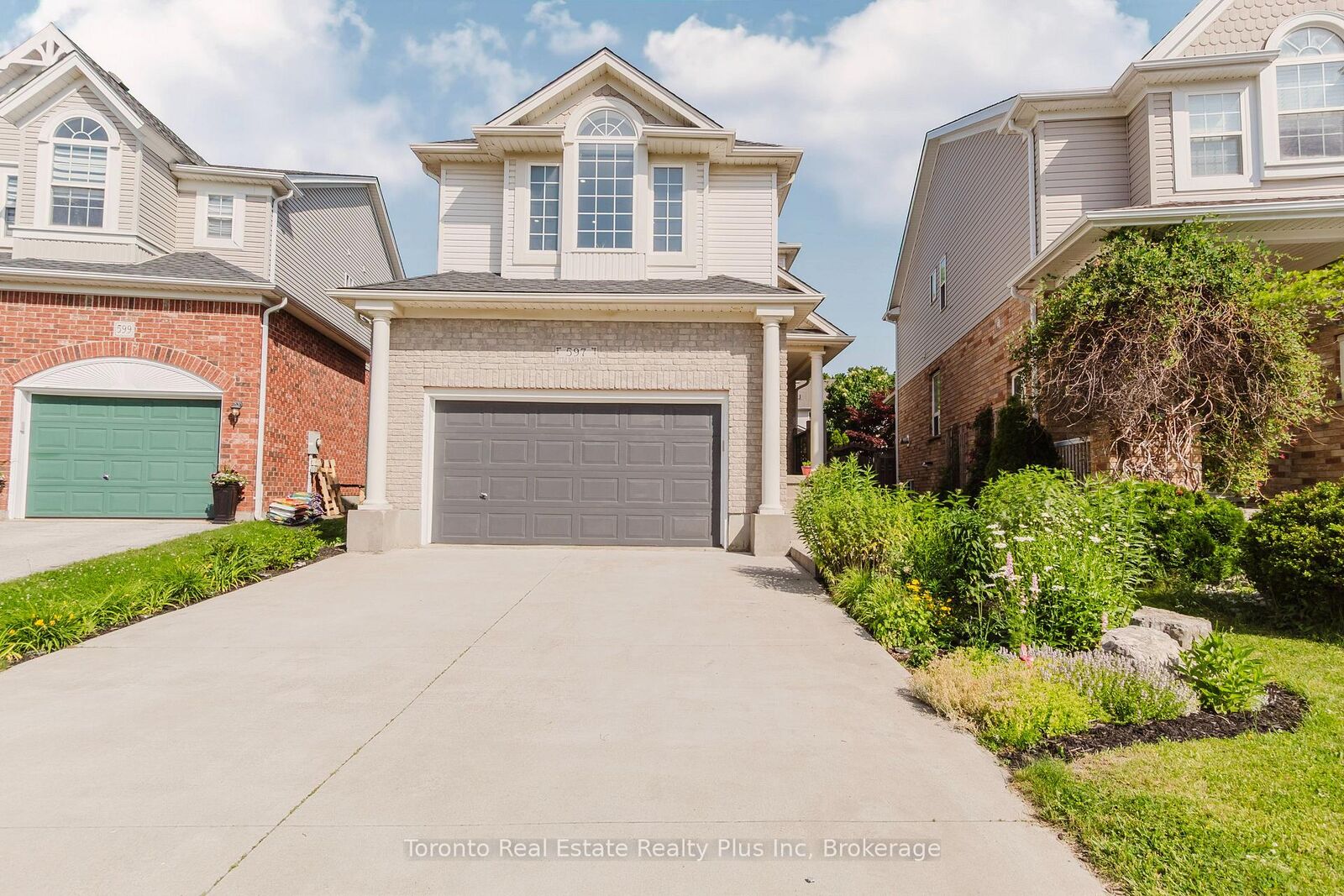 Property Photo: 597 Little Dover Crescent E ON N2K 4E5