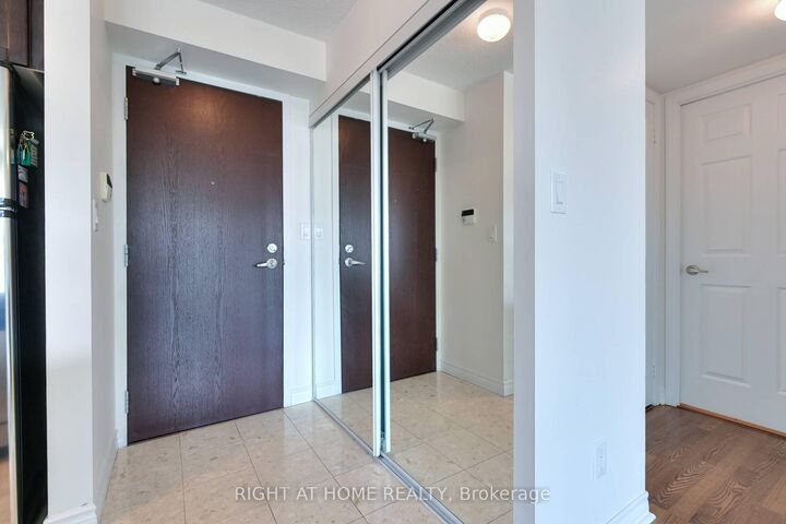 Property Photo:  208 Enfield Place 2005  ON L5B 0G8 