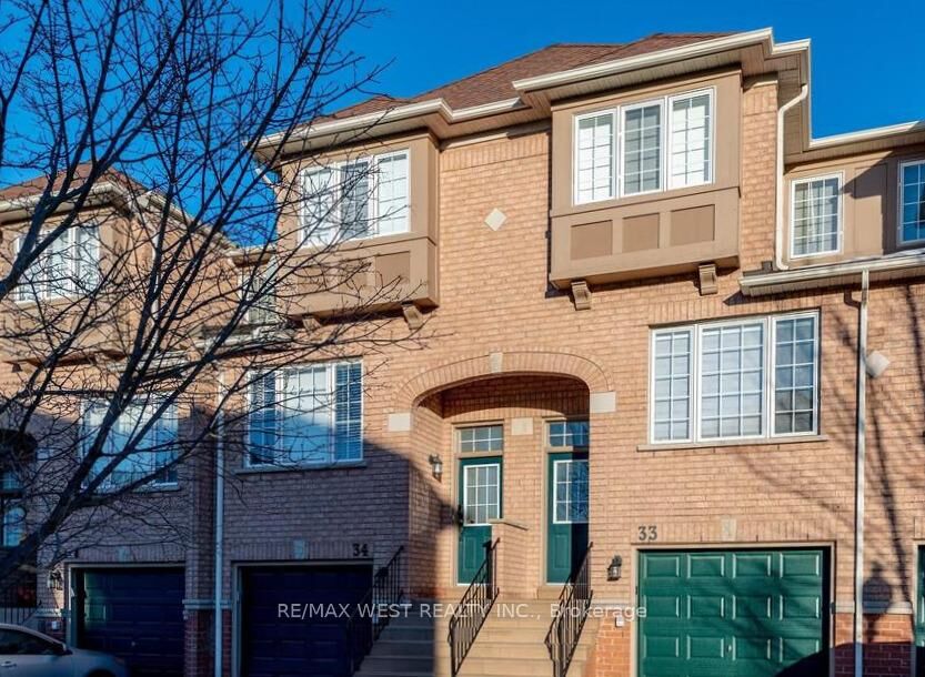 Property Photo:  3020 Cedarglen Gate 33  ON L5C 4S7 