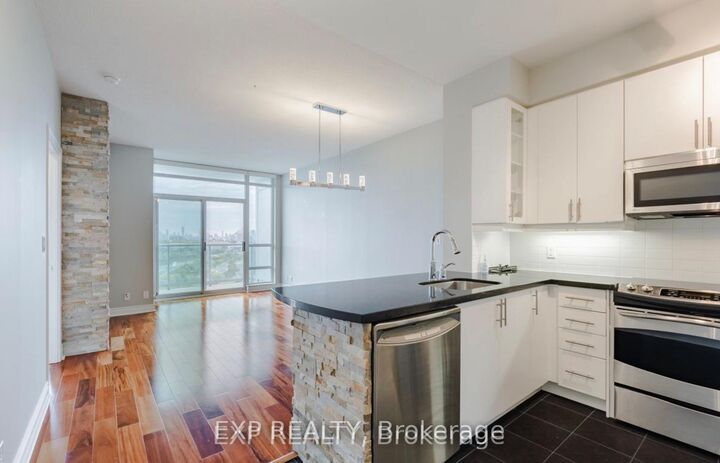Property Photo: 1900 Lake Shore Boulevard W Lph07 ON M6S 1A4