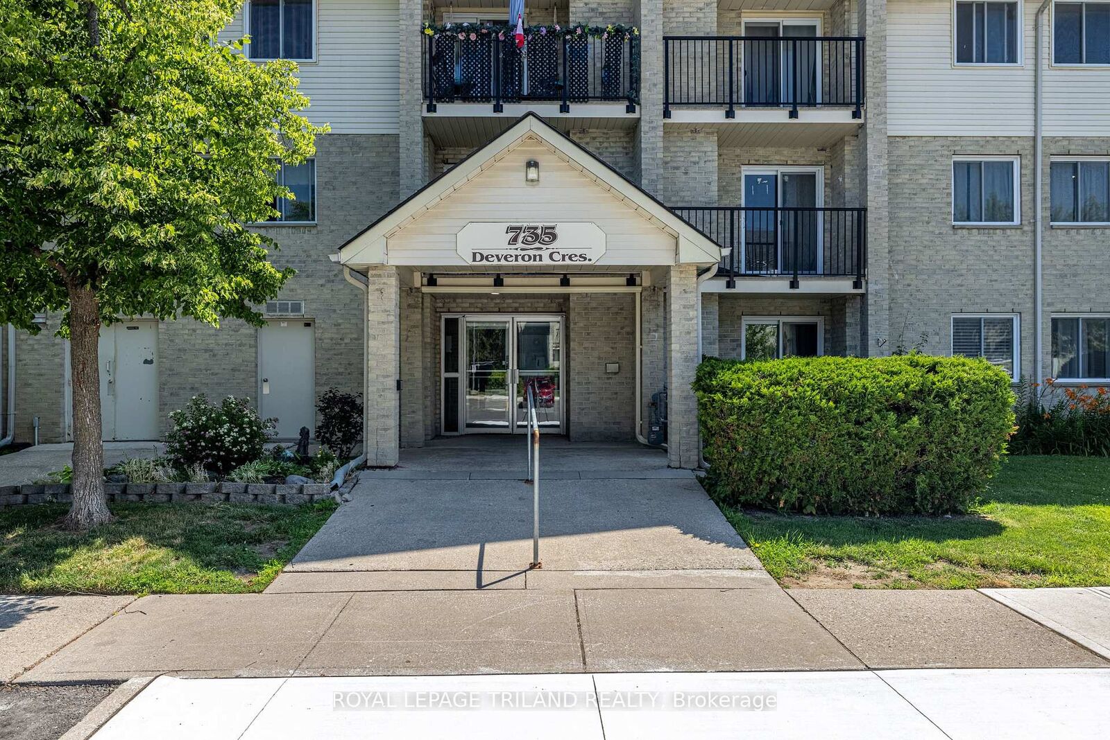 Property Photo: 735 Deveron Crescent 102 ON N5Z 4X8