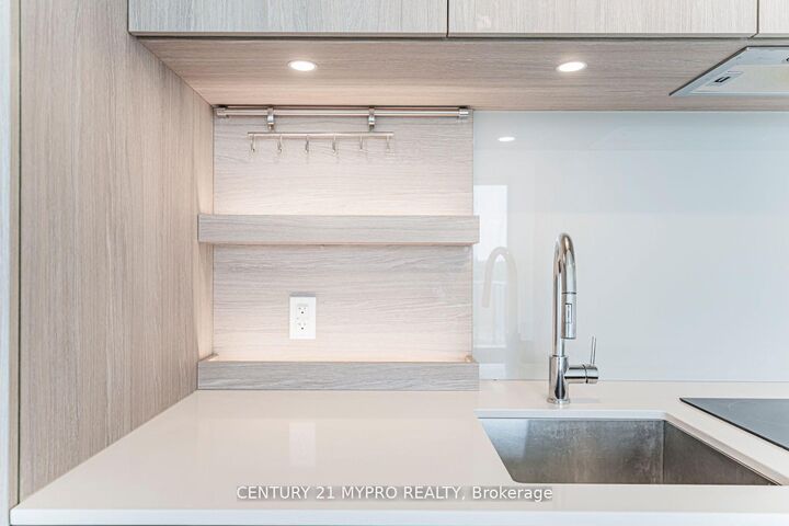 Property Photo: 28 Ann Street 520 ON L5G 0E1