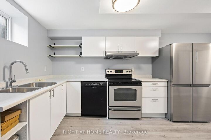 Property Photo:  764 Willowbank Trail  ON L4W 3M1 