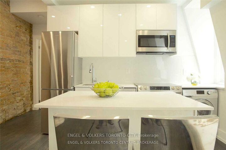 Property Photo: 173 Carlton Street 2F ON M5A 2K3
