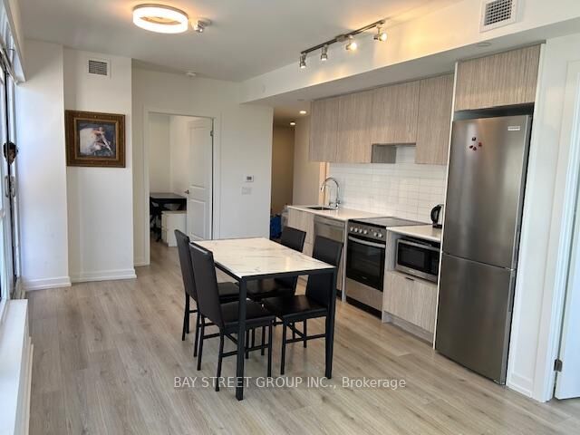 Property Photo:  395 Bloor Street E 1802  ON M4W 1H7 