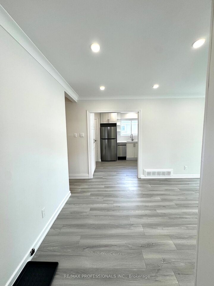 Property Photo:  24 Millburn Drive Main  ON M9B 2W9 