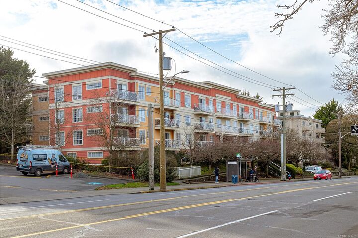 Property Photo:  1371 Hillside Ave #Ph 10  BC V8T 2B3 