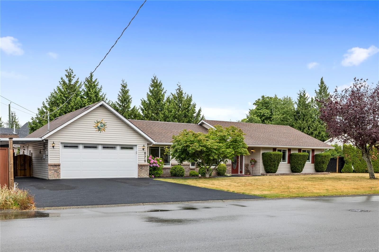 Property Photo: 879 Aberdeen Dr BC V9P 2L9