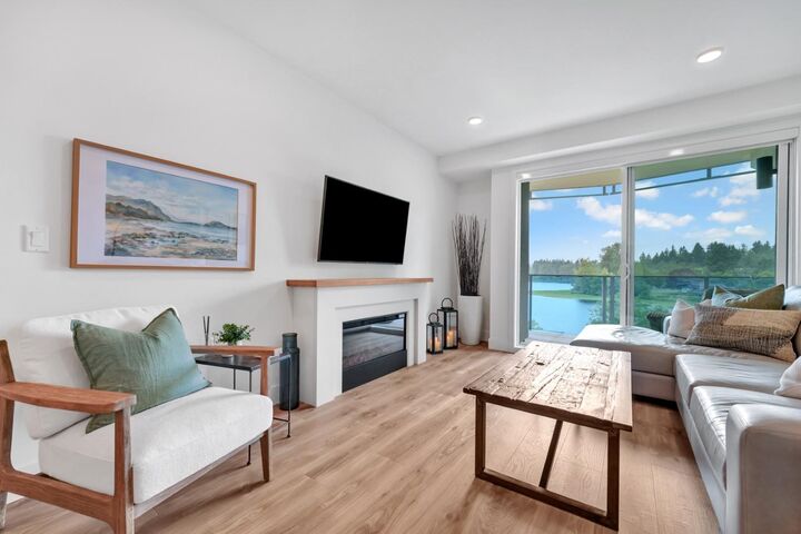Property Photo: 33160 Plaxton Crescent 404 BC V2S 0N6