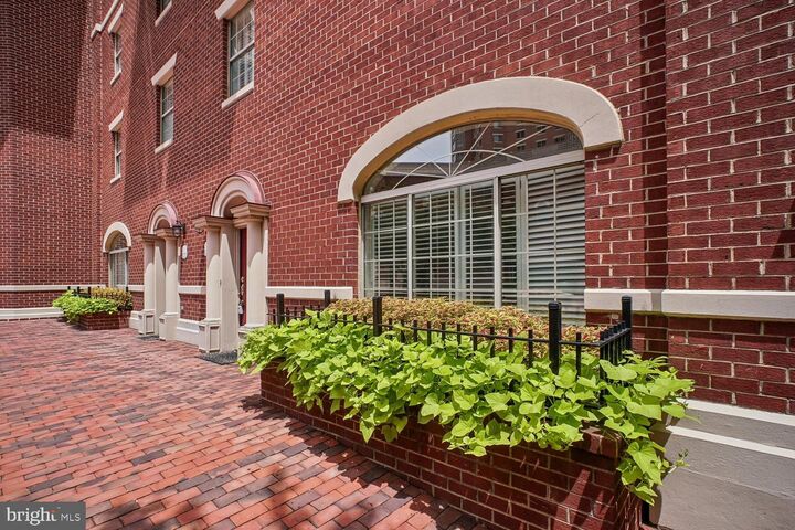 Property Photo: 2105 Jamieson Avenue VA 22314