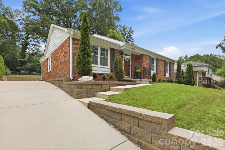 Property Photo:  4927 Farm Pond Lane  NC 28212 