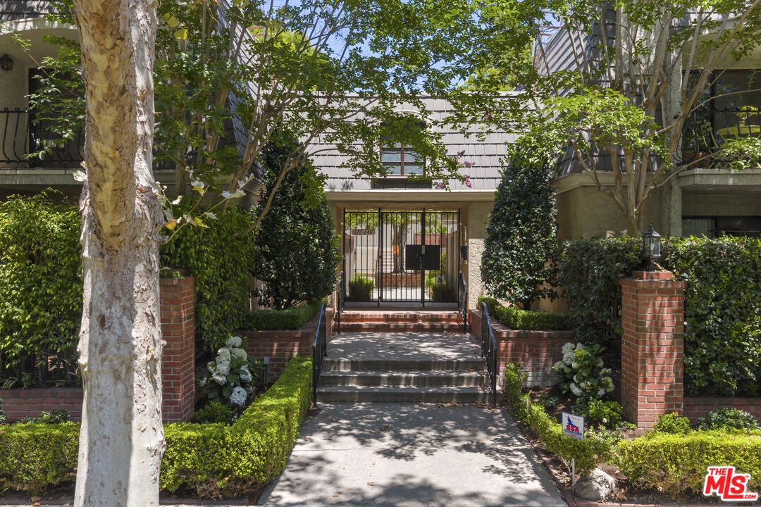 Property Photo: 648 Wilcox Ave CA 90004